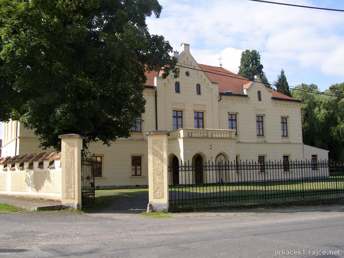 Osvračín - zámek - čelní strana a brána do areálu