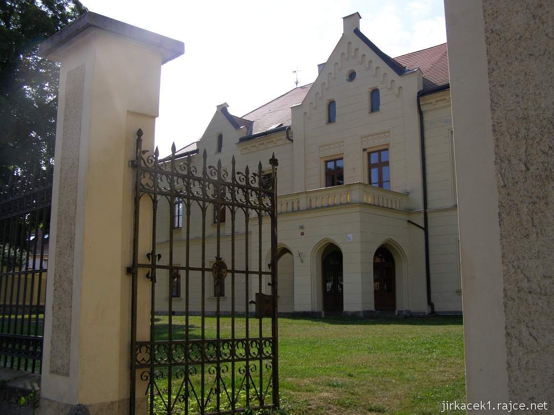 Osvračín - zámek - čelní strana a brána