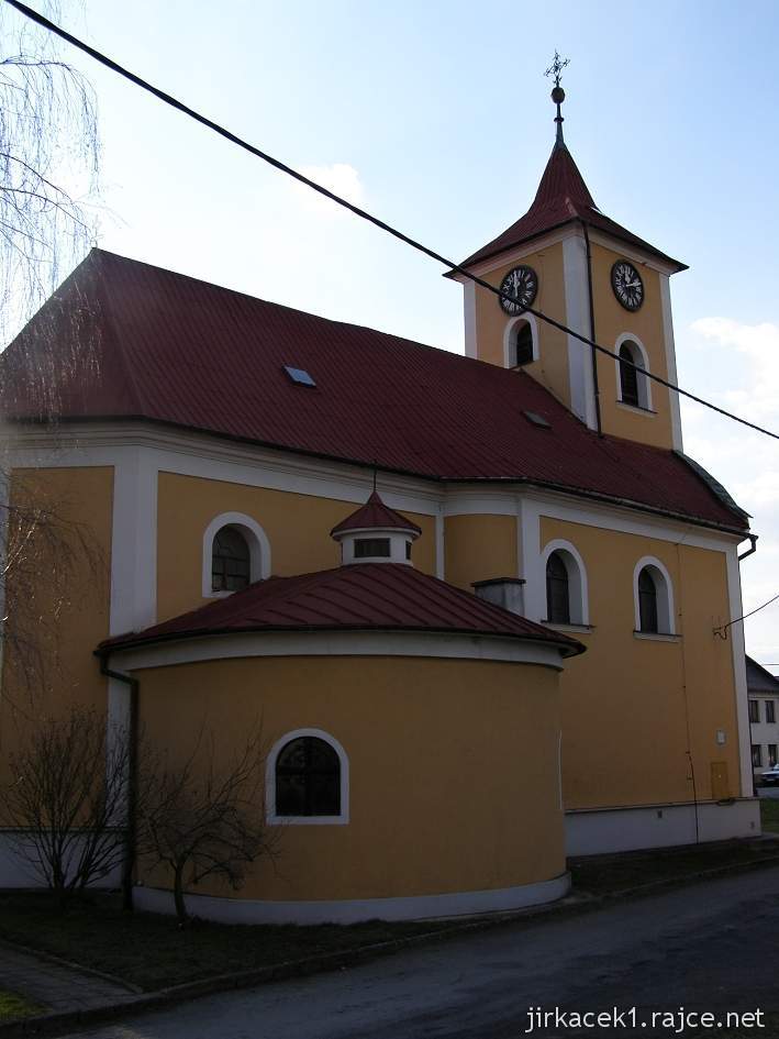 Moravská Huzová - Kostel sv. Floriána - boční strana s kaplí
