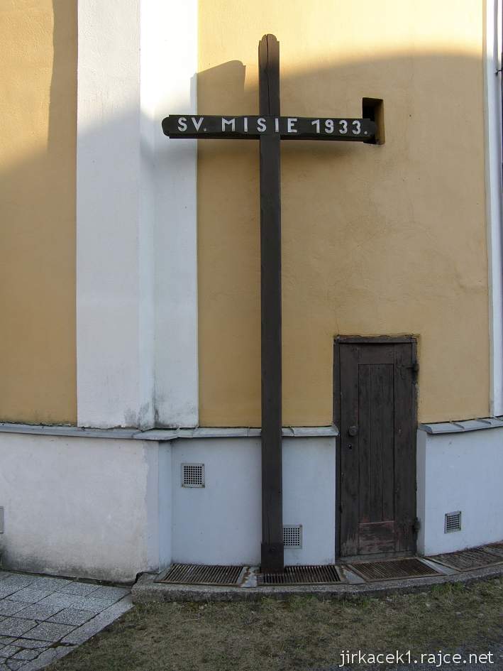 Moravská Huzová - Kostel sv. Floriána - misijní kříž