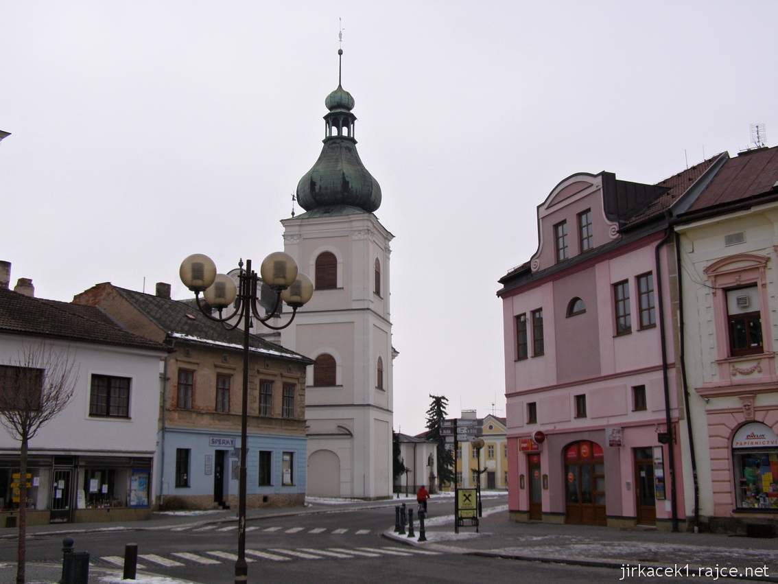 Choceň - Kostel sv. Františka Serafínského - pohled na zvonici a faru z náměstí