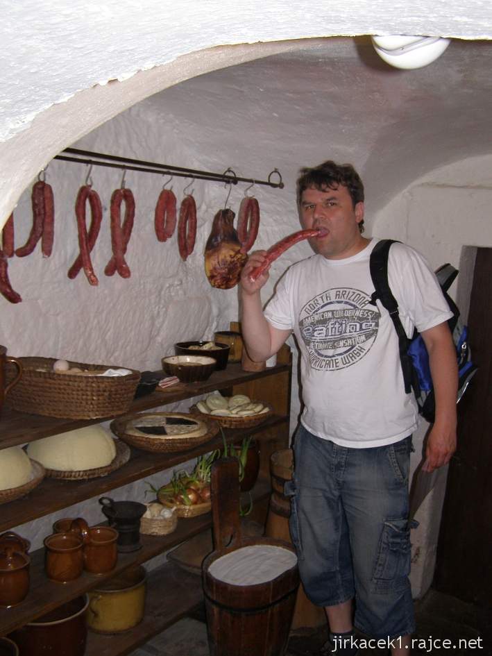 Dolánky u Turnova - Dlaskův statek - expozice v chalupě - komora s jídlem
