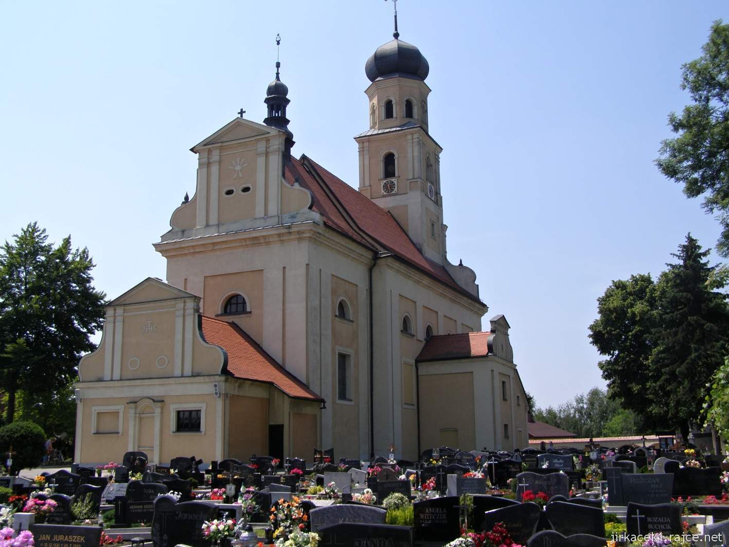 Tworków - Kostel sv. Petra a Pavla 09 - pohled ze hřbitova