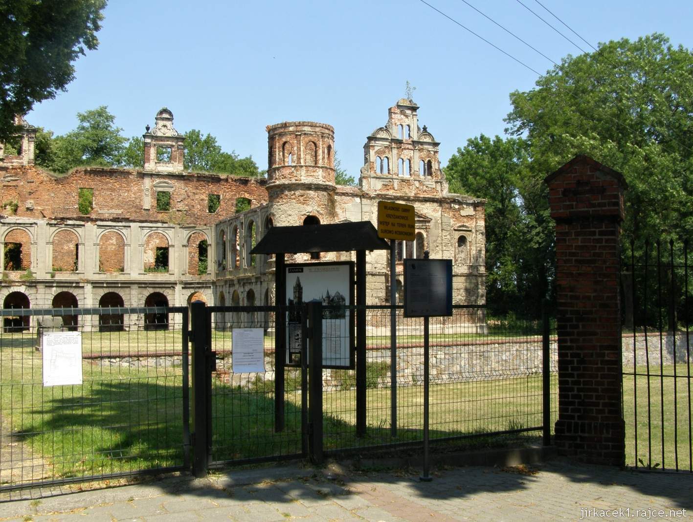 Tworków - ruiny zámku 01 - vstupní brána a část zámku