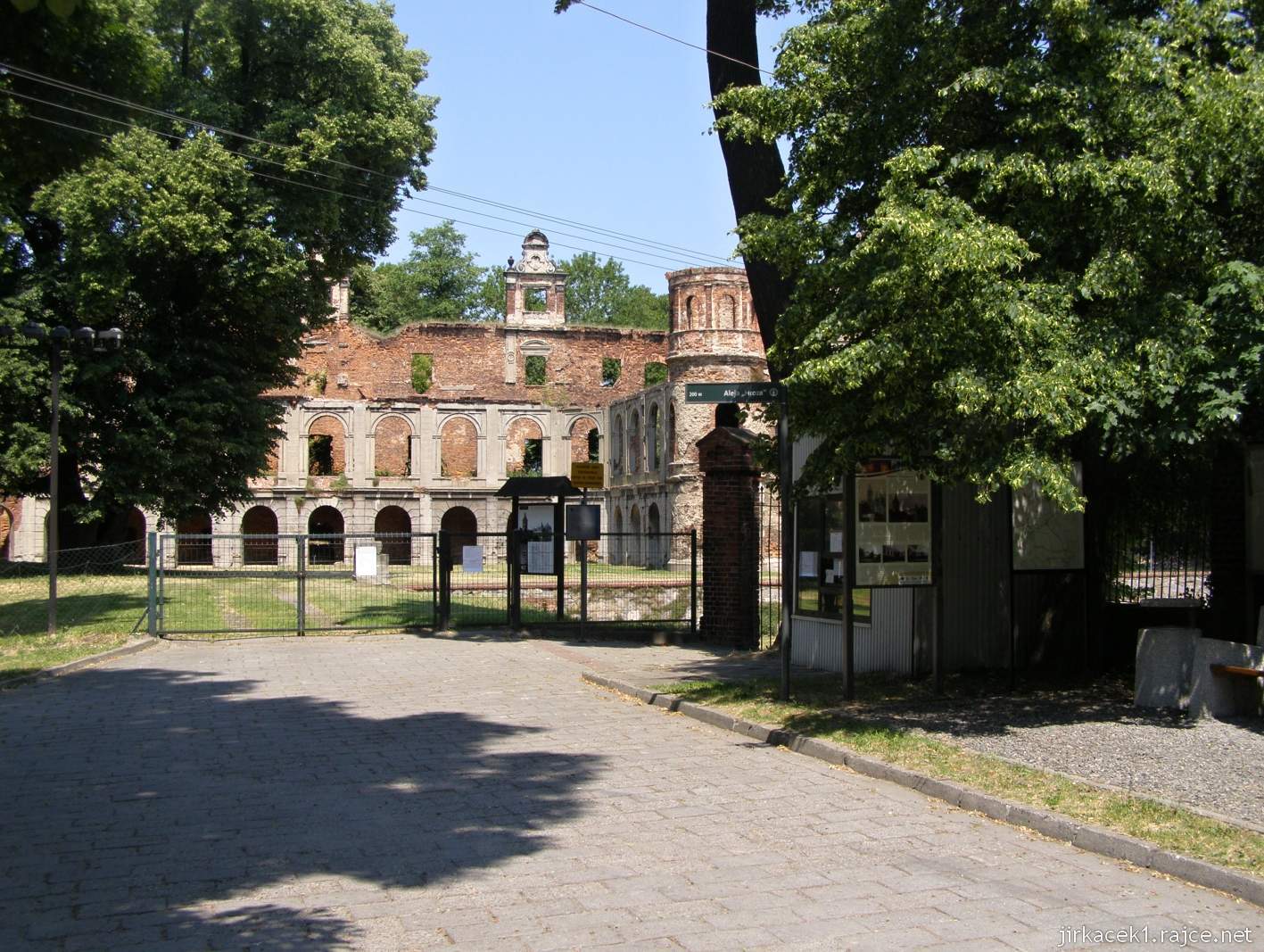 Tworków - ruiny zámku 02 - pokladna, brána a část zámku