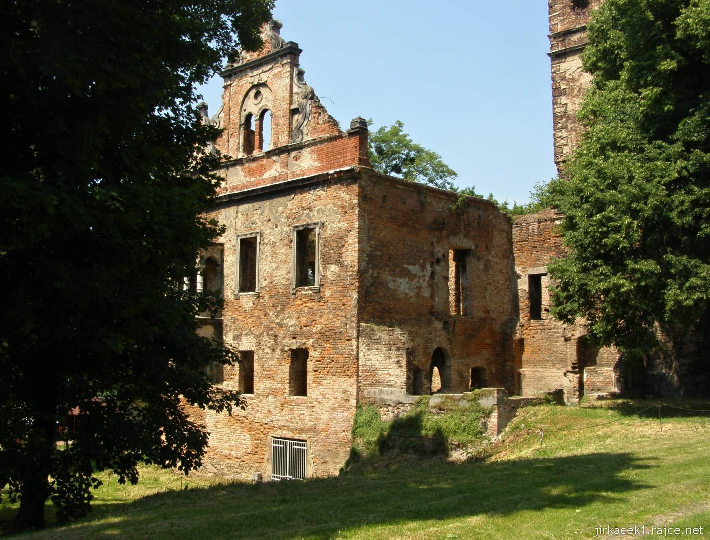 Tworków - ruiny zámku 05 - levá část zámku s věží