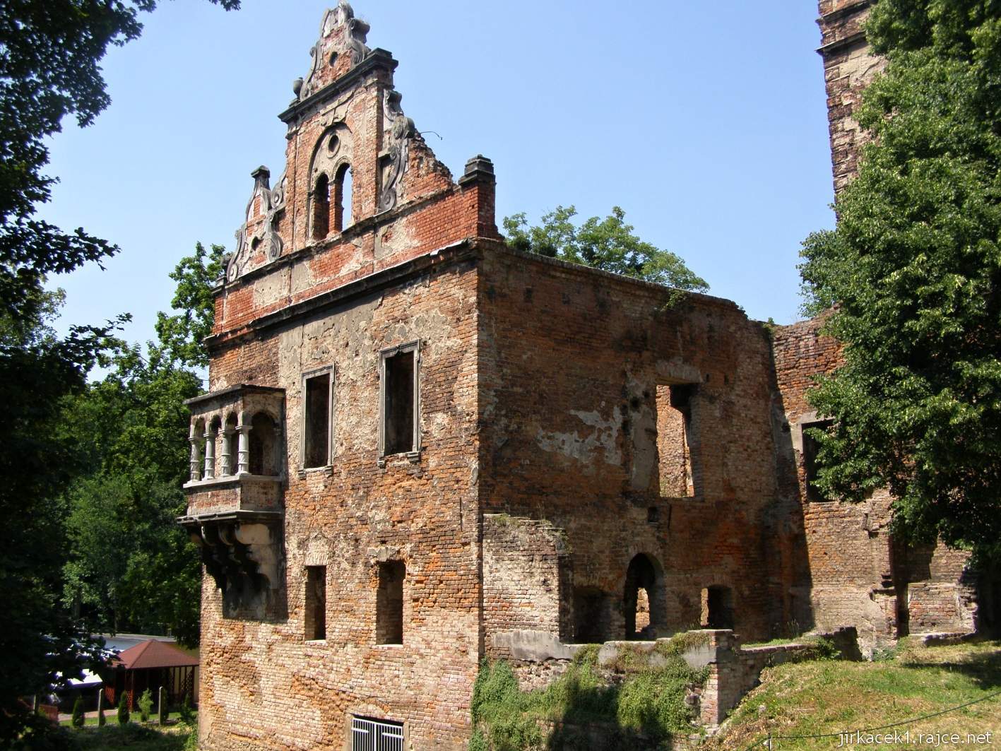 Tworków - ruiny zámku 07 - levá část zámku s věží