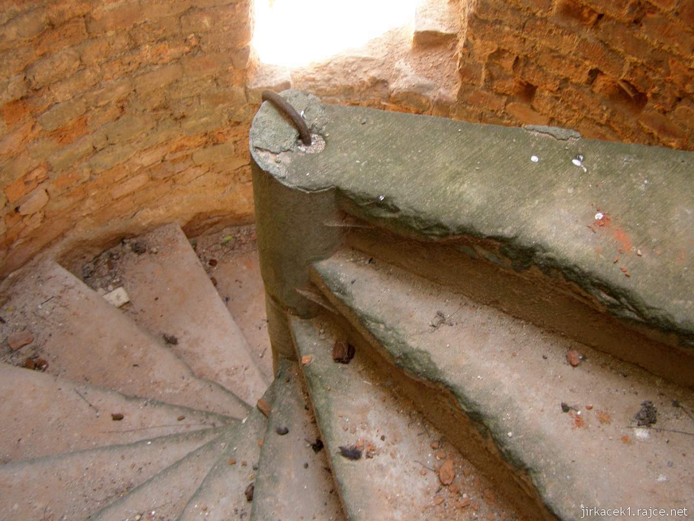 Tworków - ruiny zámku 30 - schody z přízemí do prvního patra které nikam nevedou