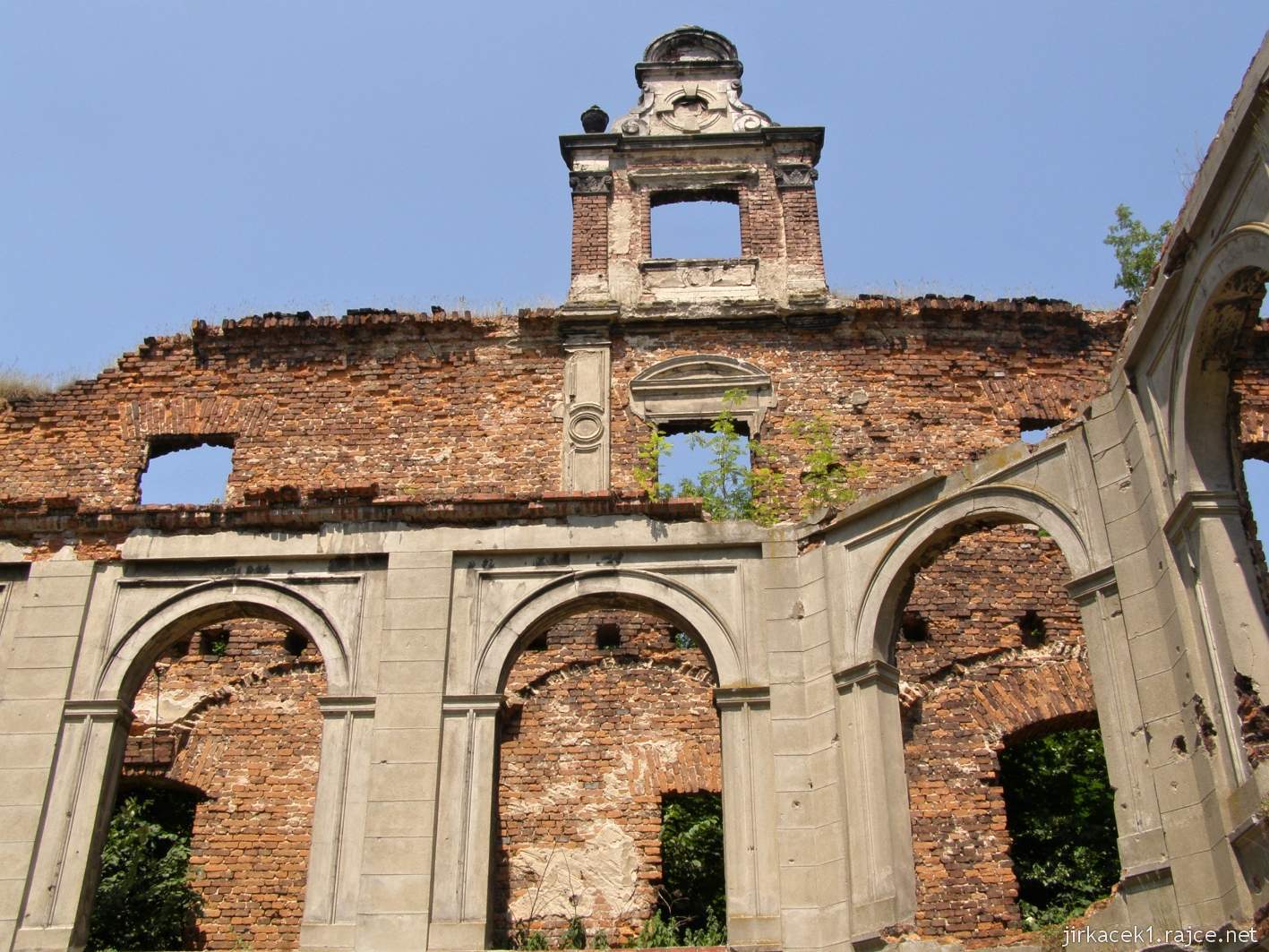Tworków - ruiny zámku 34 - arkády a střešní štíty