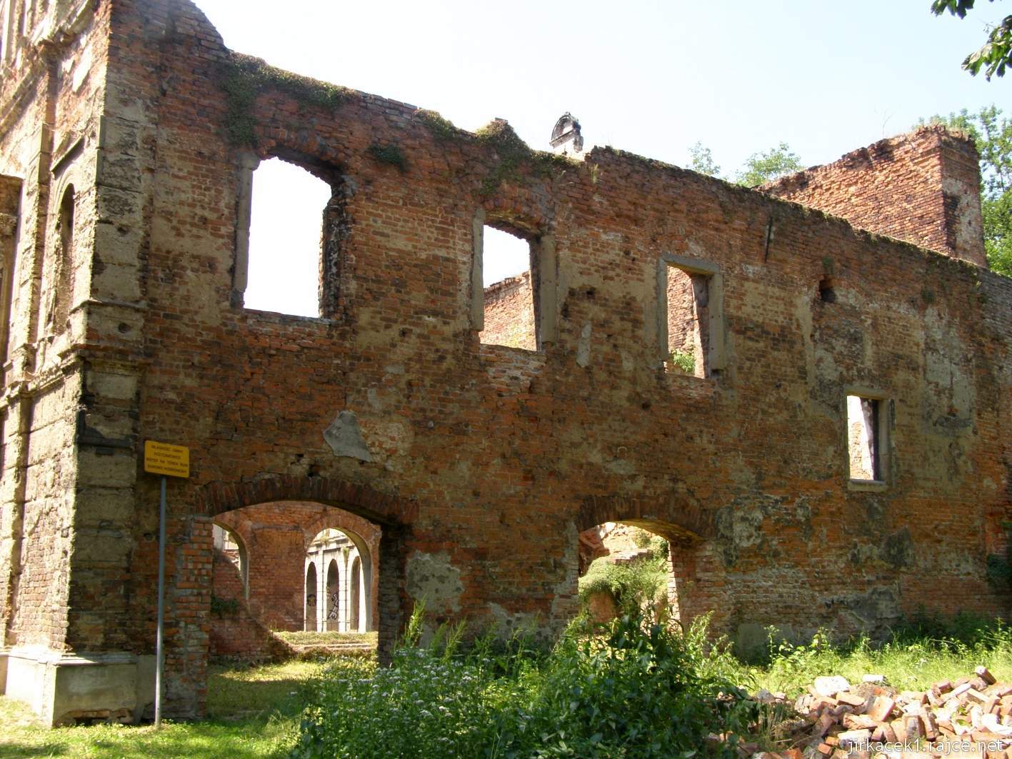 Tworków - ruiny zámku 36 - pravá část zámku