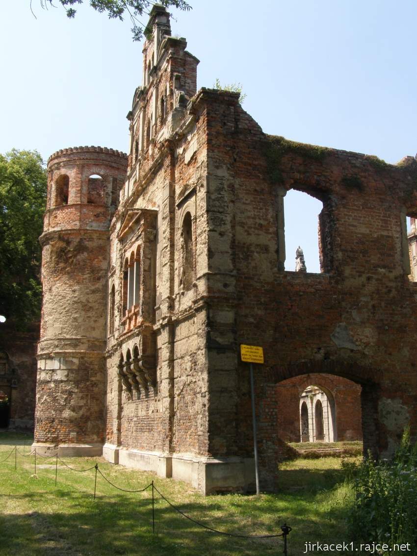 Tworków - ruiny zámku 37 - nároží pravé části zámku