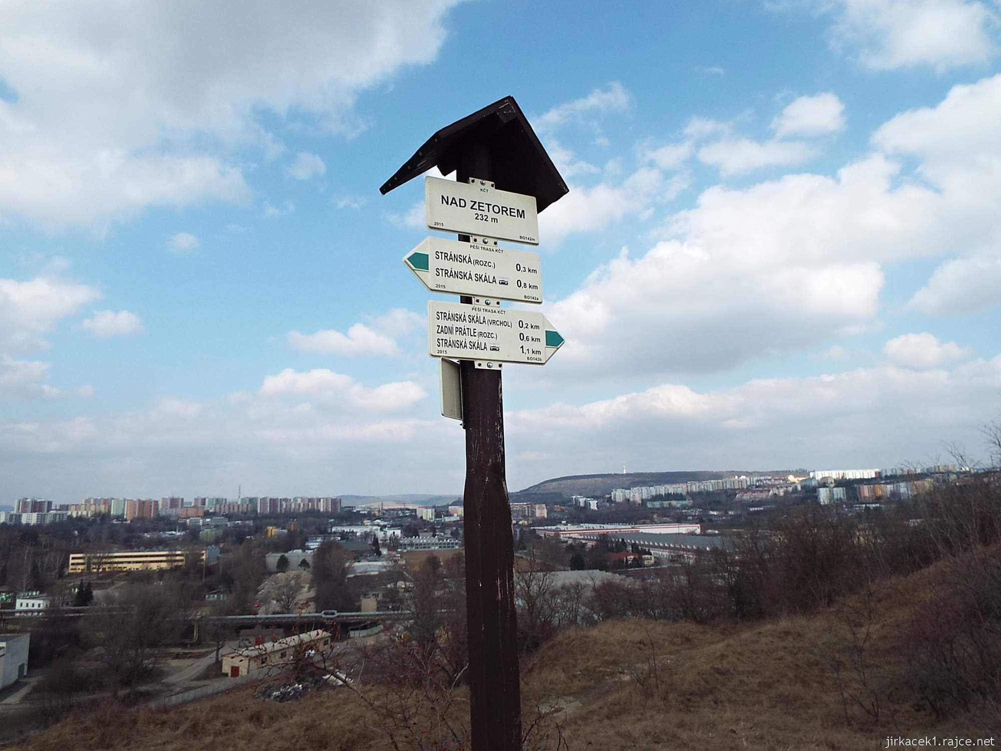 Brno - Stránská skála 10 - cesta z parkoviště na vrchol - výhled na na Zetor