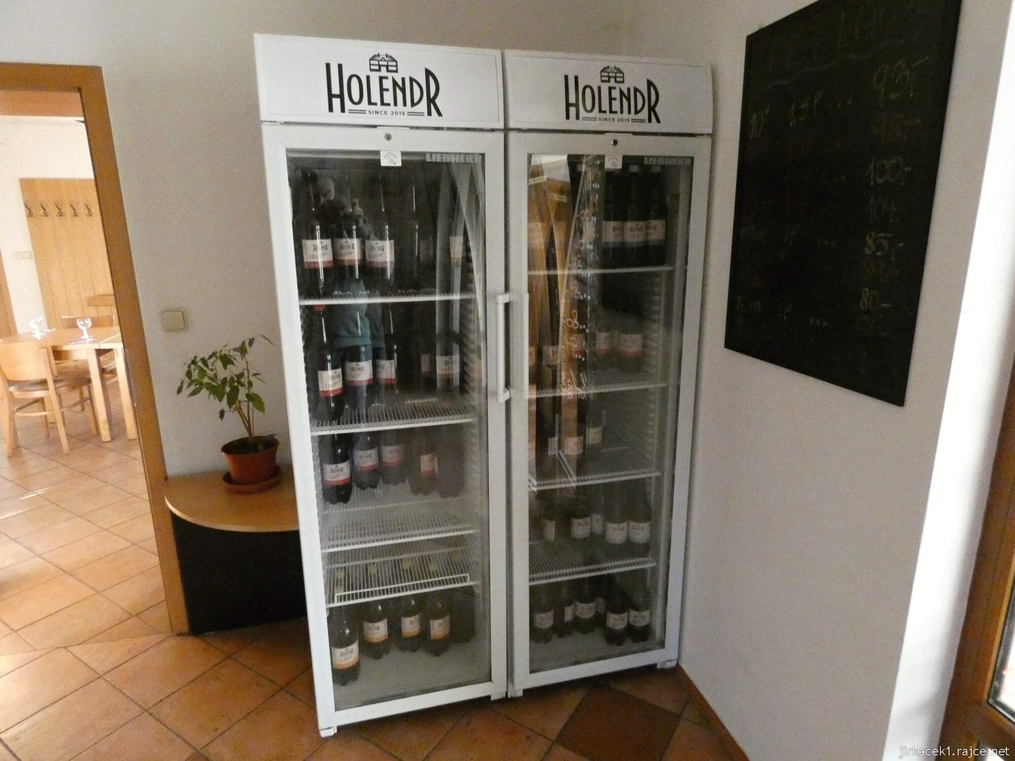 E - Valašské Meziříčí - pivovar Holendr 06 - lednice s pivy u vchodu