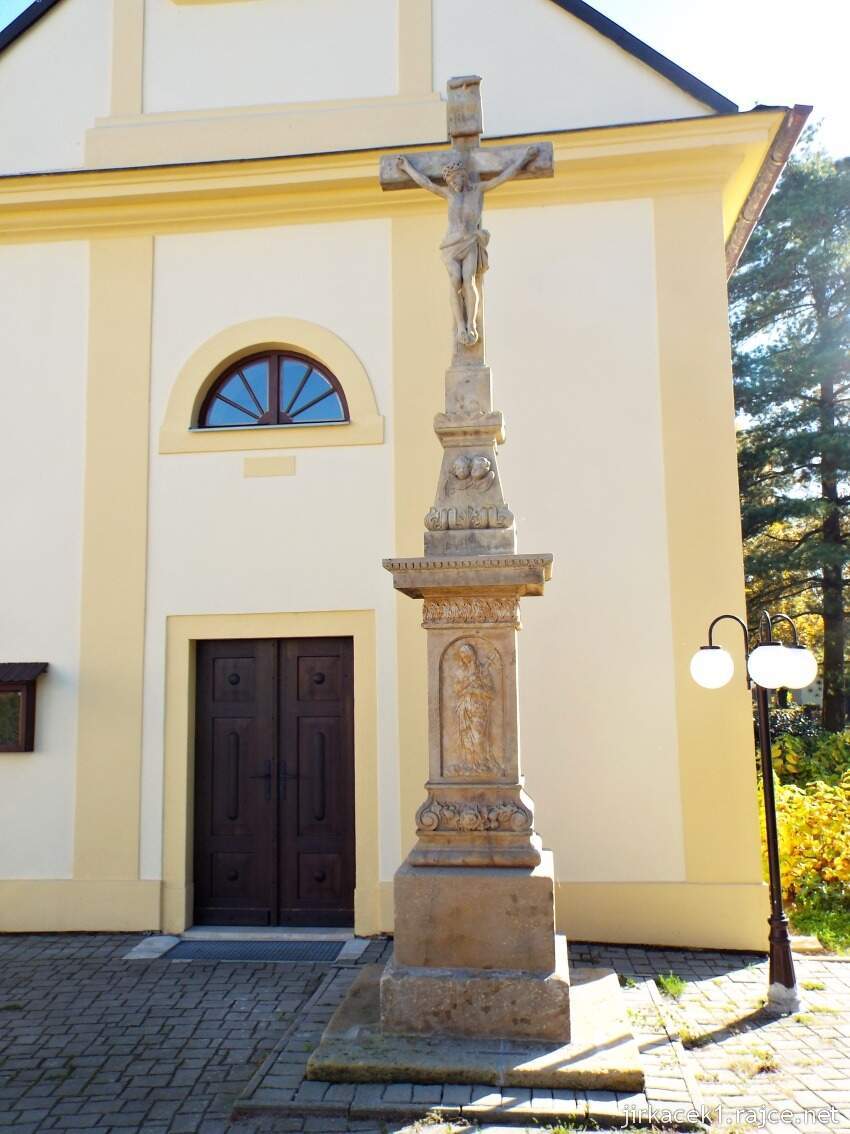 Grygov - kaple sv. Jana Nepomuckého - kříž před kaplí