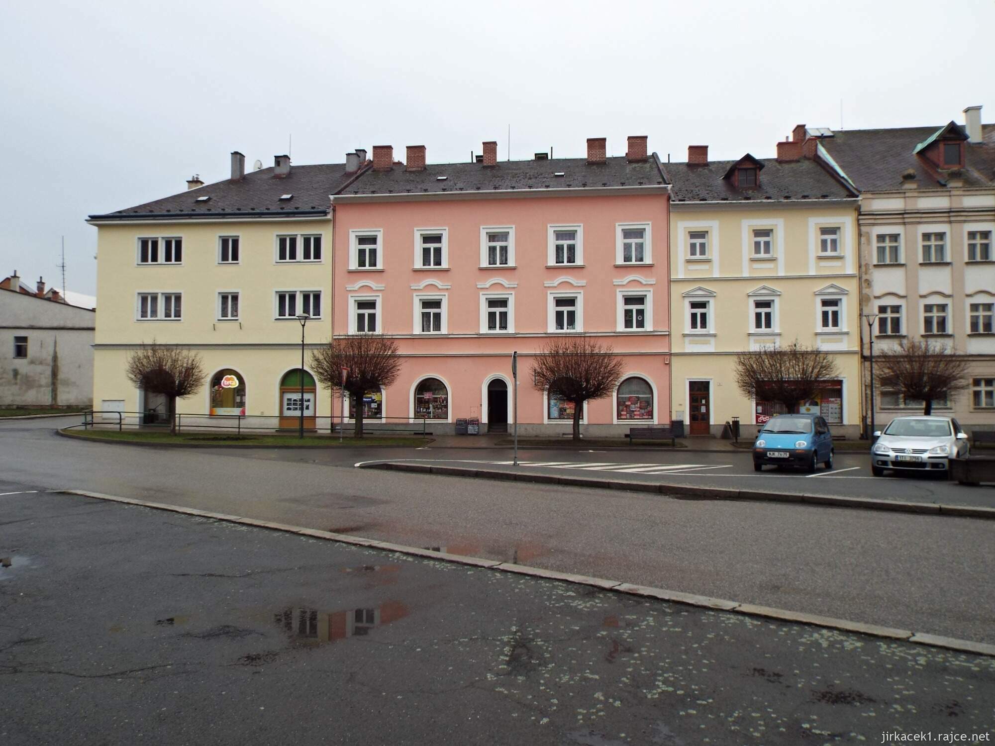 G - Fulnek - Komenského náměstí 03 - domy č.8,9,10 vlevo od radnice