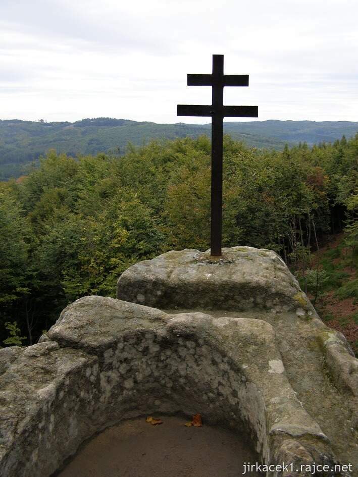 Koryčany - skalní útvar Kazatelna - kříž na vrcholu skály