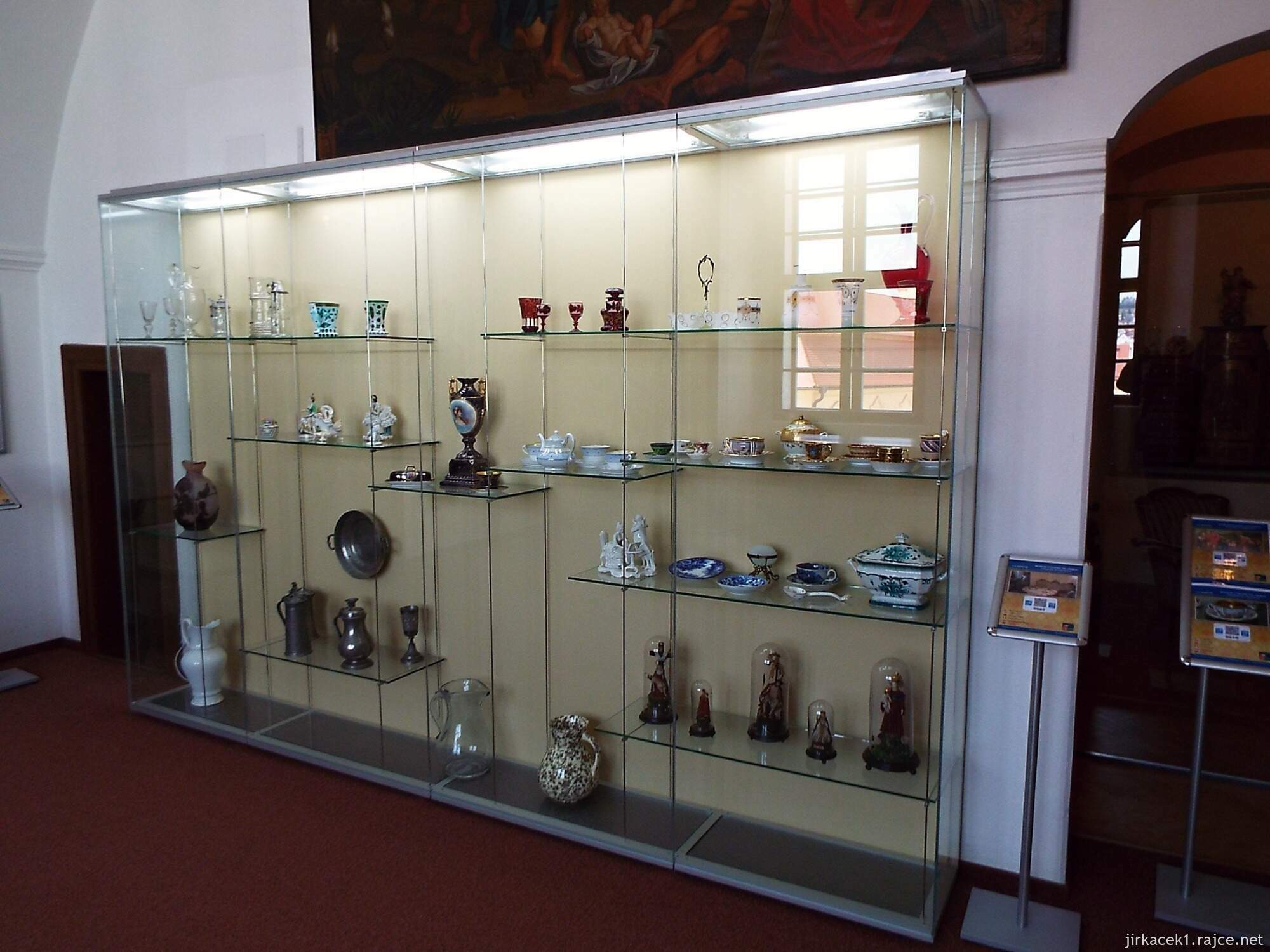 G - Pelhřimov - zámek a muzeum 19 - historická expozice - sbírka porcelánu