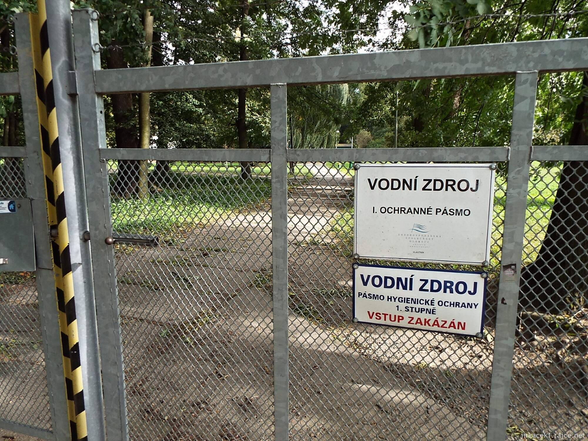A - Litovel - studánka Čerlinka 00 - vstupní brána do areálu se studánkou