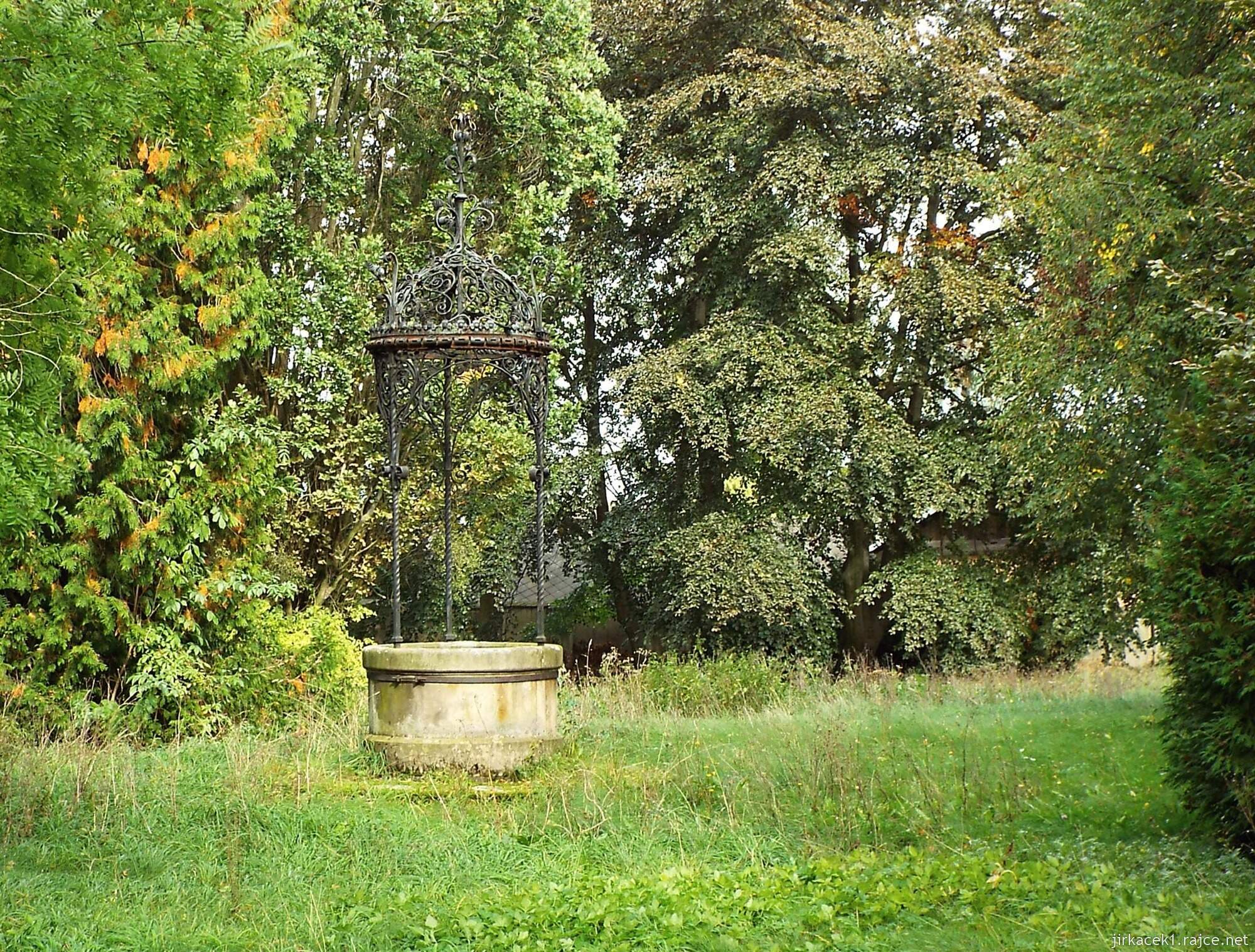 B - Chudobín - zámek 12 - studna v zámeckém parku