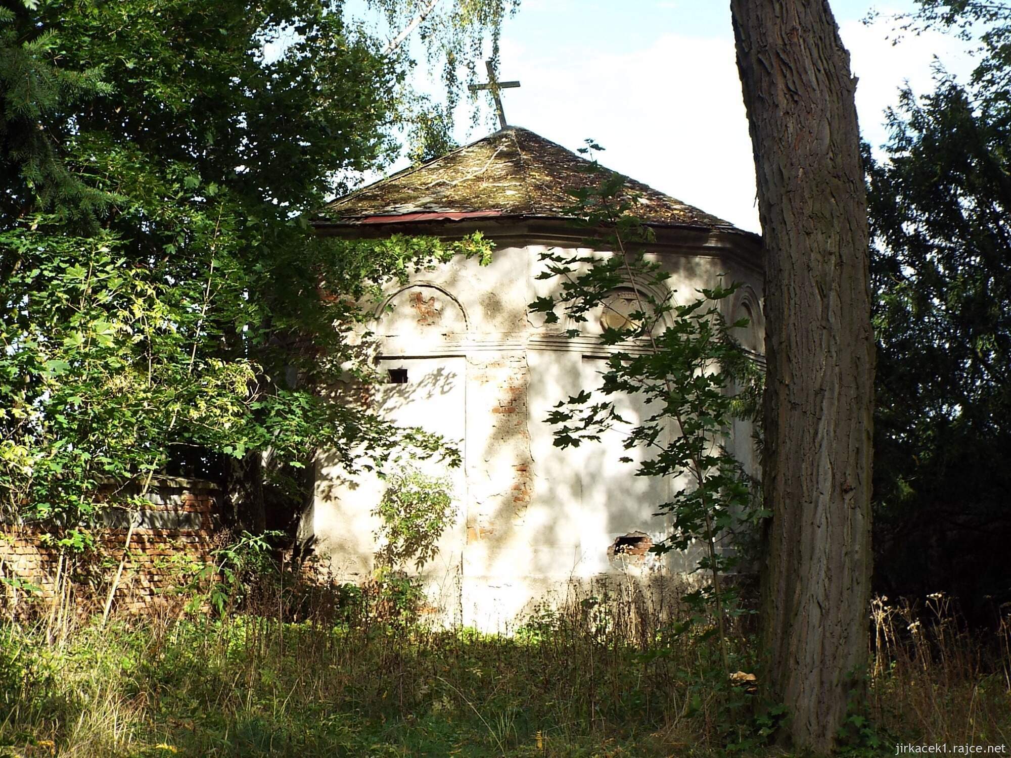 B - Chudobín - zámek 15 - zámecký park - bývalá rodinná hrobka Terschů v rohu ohradní zdi