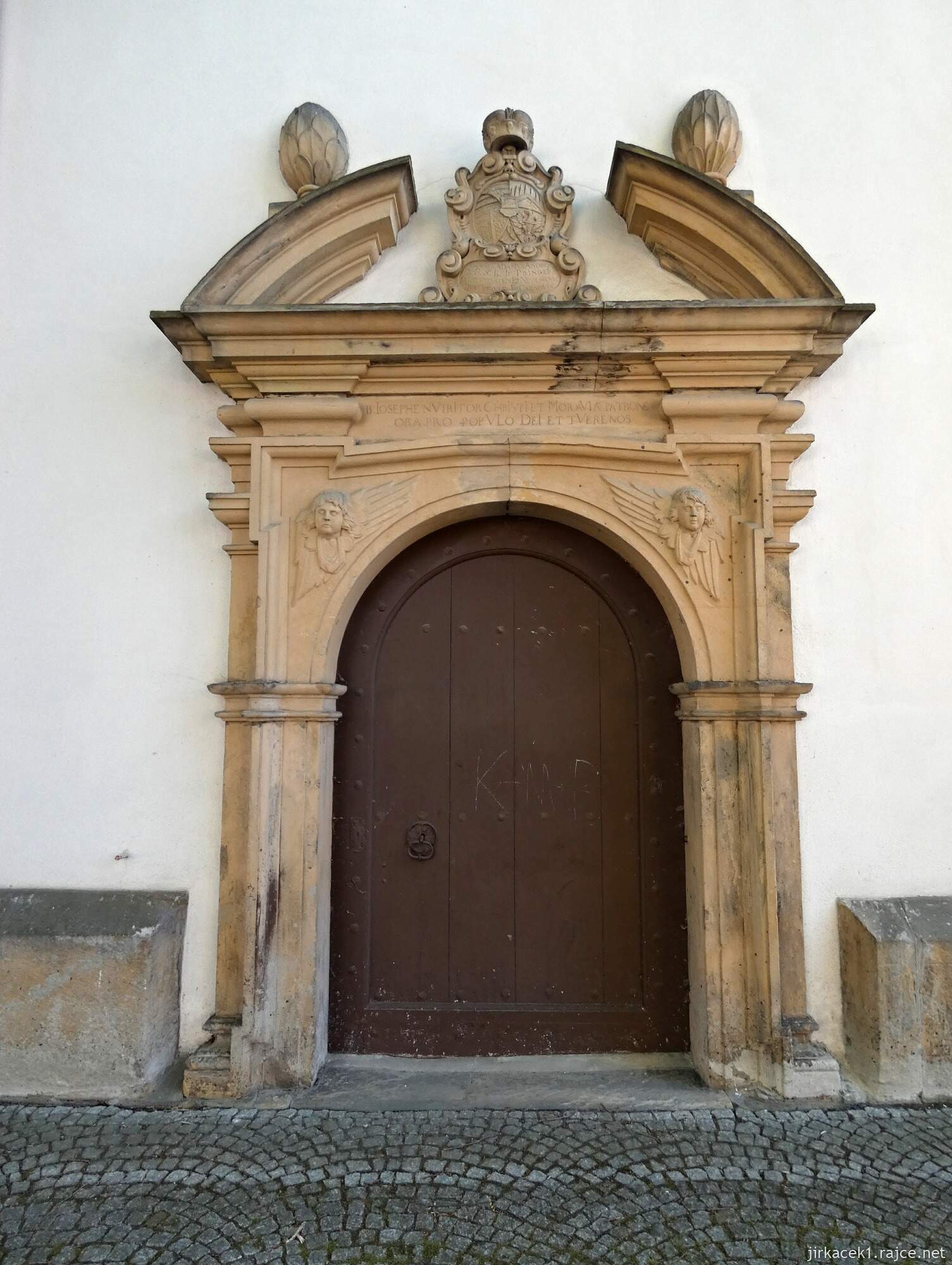 G - Litovel - kostel sv. Marka 02 - boční vchod na severní straně svatostánku