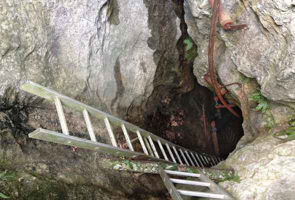 Štramberk - Pouťová jeskyně - Propast je vystrojena žebříky něco přes 26 metrů, tedy až k dolní podestě, tam pak jsou určité boční prostory.