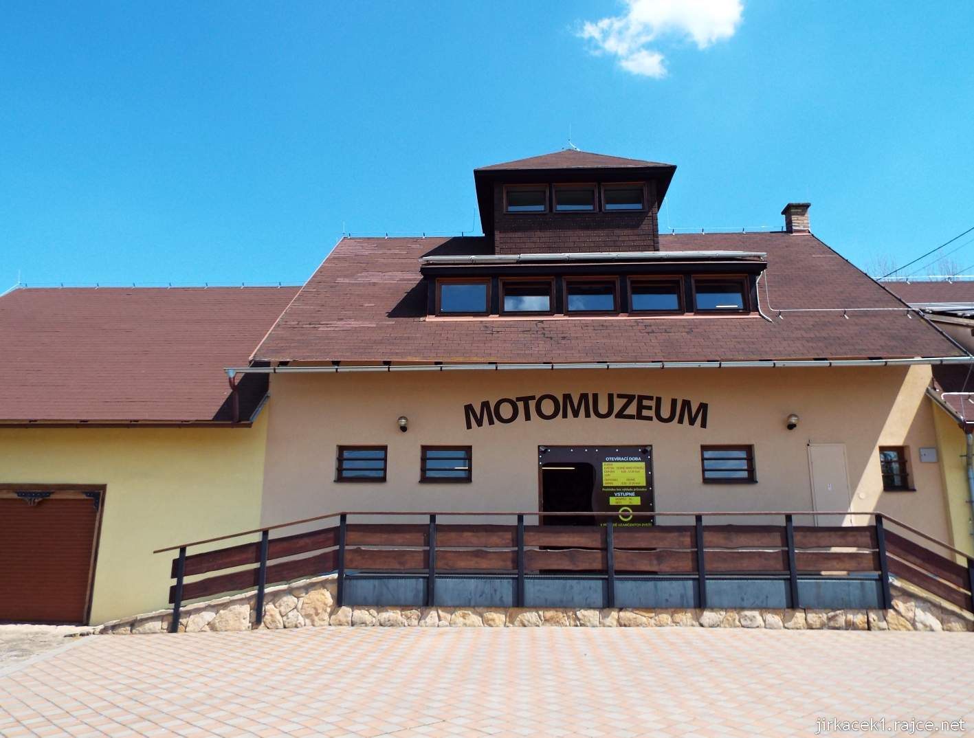 Borek pod Troskami - motomuzeum - budova