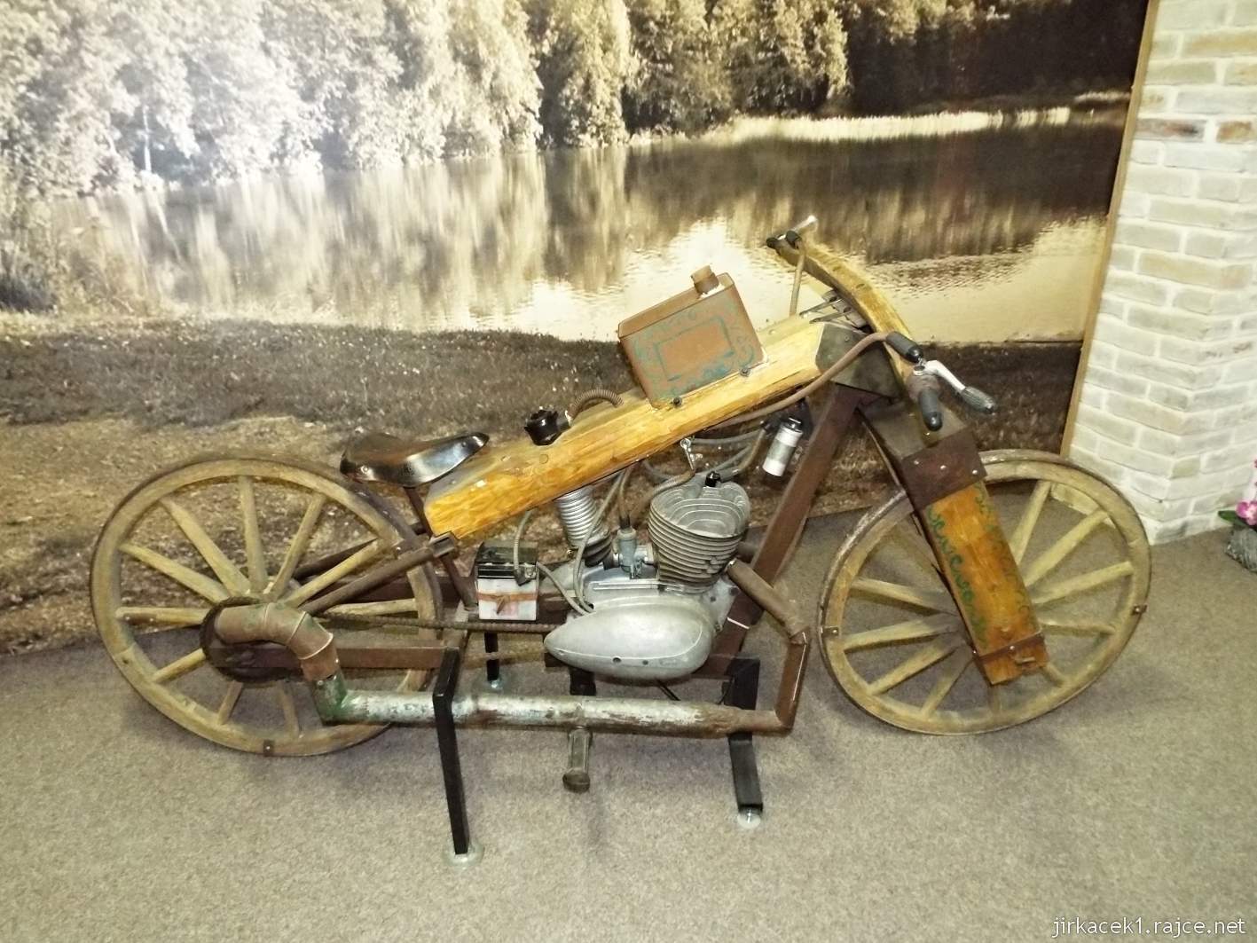Borek pod Troskami - motomuzeum - exponáty - dřevěný motocykl