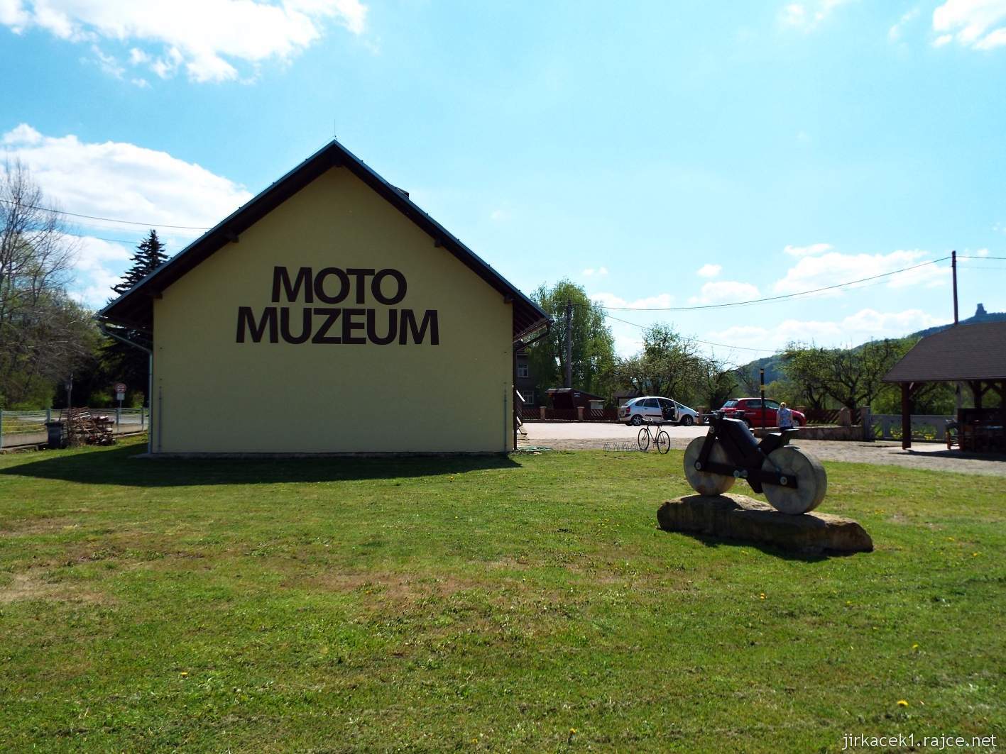 Borek pod Troskami - motomuzeum - okolí muzea
