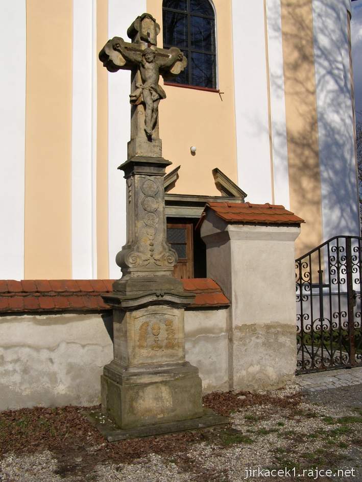 Štarnov - kostel sv. Mikuláše - kříž s Kristem před kostelem