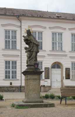 A samozřejmě, na náměstí nesmí chybět socha sv. Jana Nepomuckého.