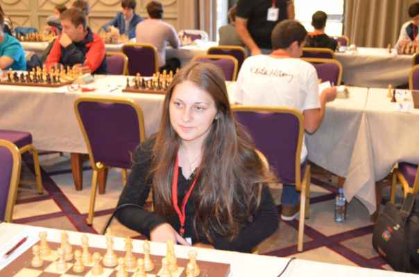 Mistrovství Evropy mládeže (Batumi - Gruzie, 18. - 28. 10. 2014) - Nela se po 4 letech vrátila na místo činu. V roce 2010 zde hrála mezi dívkami do 12 let, tentokrát už o dvě kategorie výš.