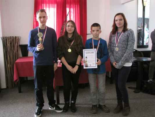 Okresní přebor škol (Benešov, 11. 11. 2014) - Vítězné družstvo vlašimského gymnázia v kategorii středních škol