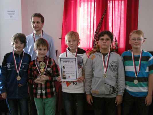 Okresní přebor škol (Benešov, 11. 11. 2014) - Vítězné družstvo ZŠ Vorlina v kategorii 1. - 5. tříd. ZŠ Načeradec vybojoval nepostupový bronz.
