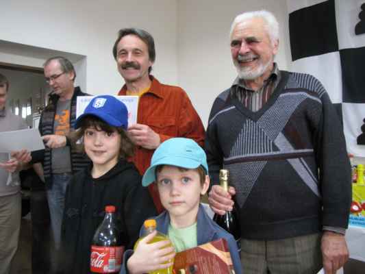 Turnaj rodinných dvojic (Pravonín, 22. 2. 2014) - Nejstarší (Miroslav Kamlach a Karel Hončík) a nejmladší (Filip a Vojta Vopálkovi) dvojice