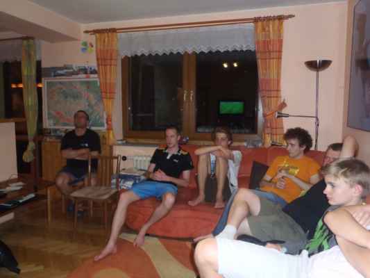 Přebor města Vsetína (Vsetín, 28. 6. - 5. 7. 2014) - Fotbaloví fanatici obsadili obývací pokoj u Zádrapů.