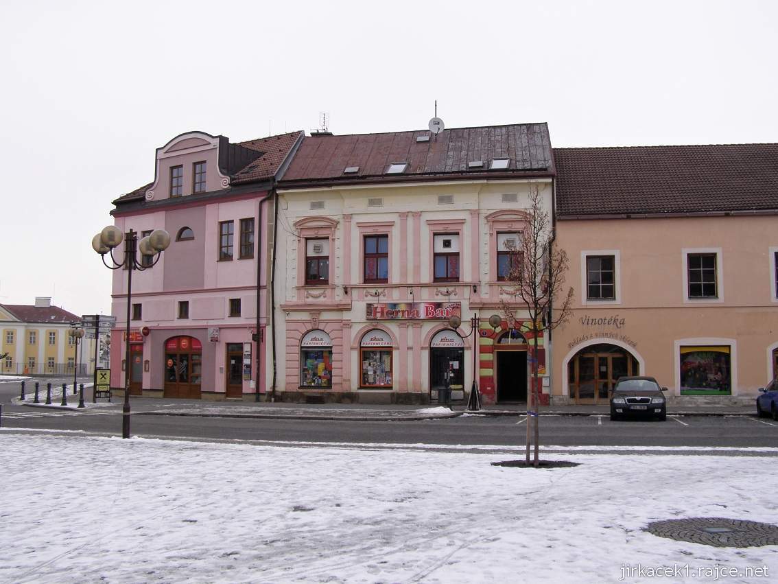 Choceň - Tyršovo náměstí - domy v rohu náměstí - zprava č.85, č.142 a č.143 s vinotékou