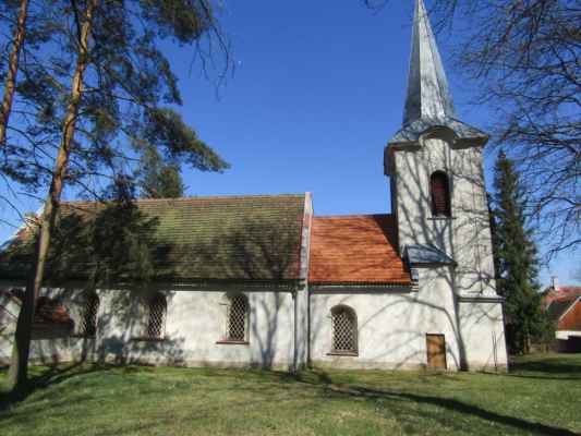 Kostel Povýšení svatého Kříže. Čtvercový presbytář je zřejmě původní cisterciácká gotická stavba z 13. století, loď s plochým stropem byla dostavěna později.