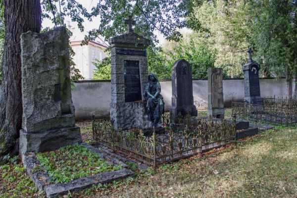 Hřbitov před kostelem Nejsvětější Trojice
