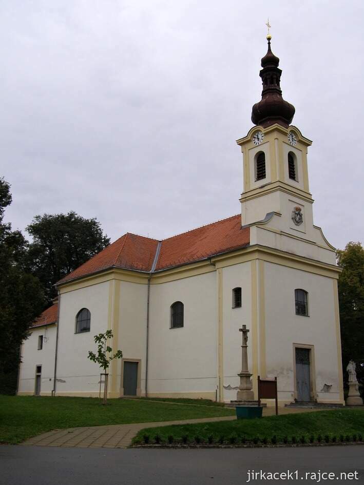 Milonice - kostel sv. Petra a Pavla - celkový pohled