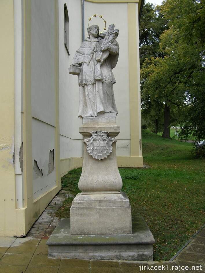 Milonice - kostel sv. Petra a Pavla - socha sv. Jana Nepomuckého u vchodu