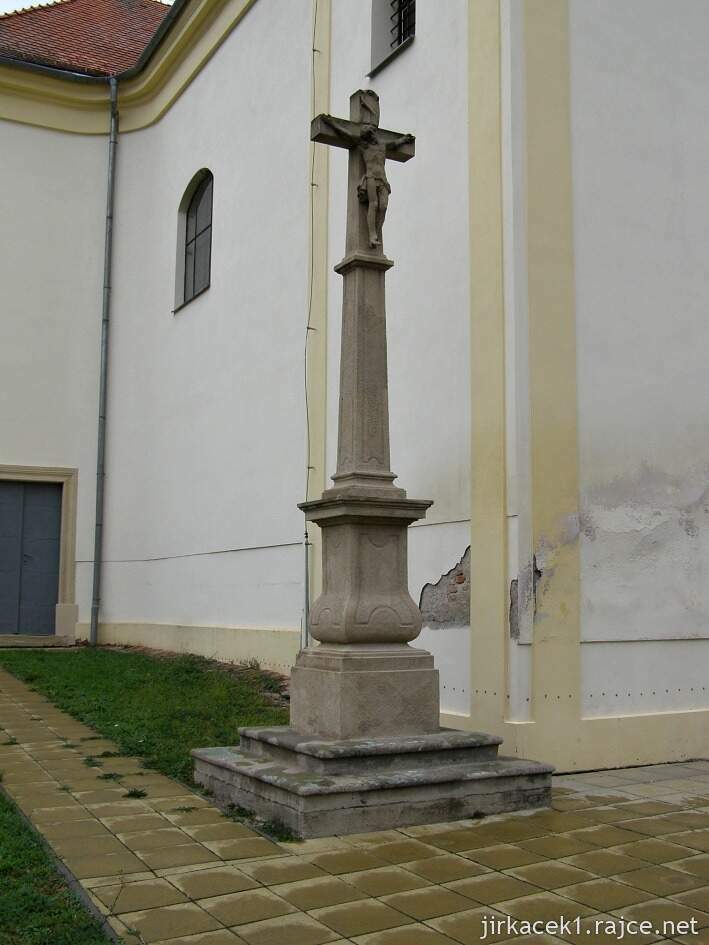 Milonice - kostel sv. Petra a Pavla - kříž s Kristem u vchodu z roku 1759