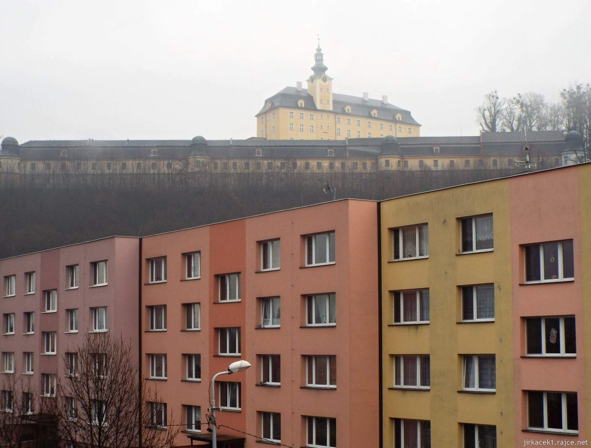 J - Fulnek - zámek 23 - pohled na oba zámky z dálky aneb dva různé typy bydlení