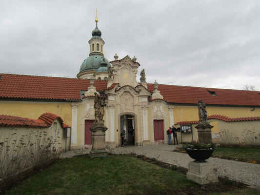 Klášter benediktinek - Poutní místo tvoří kostel křížového půdorysu zasvěcený Panně Marii Vítězné a vzniklo postupně v letech 1704-30 rozšiřováním kapličky s kostnicí z roku 1622. Iniciátorem výstavby byl pražský stavitel a malíř Christian Luna, finančně se podílela většina tehdejších pražských umělců. Návrh kostelní kopule, ambitů s bohatou freskovou výzdobou a nárožních kaplí je pravděpodobně dílem Jana Blažeje Santiniho Aichla. Jižní vstupní portál je dílem K. I. Dientzenhofera.
V roce 2007 zde byl zřízen ženský klášter benediktinek. Komunita pravidelně pořádá setkávání pro veřejnost