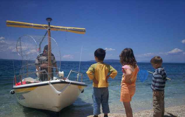 Chorvatsko - Gradac. Děti, loď, stařec a past na ryby.