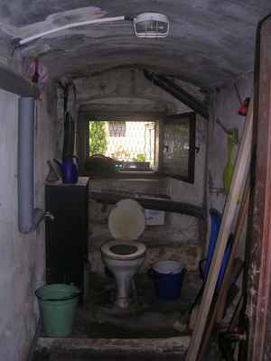 Méně movití obyvatelé Saské kupy neboli Sachsenbergu (dnes Český Těšín - Hlavní třída) měli byty pronajaté ve sklepech domů. Tento záchod je pozůstatkem jednoho takového sklepního bytečku. WC střeží fosforové oči kočičáka - strážce svatyně.