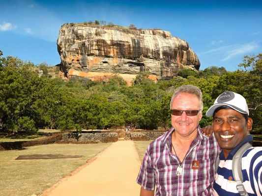 K návštěvě Srí Lanky patří neodmyslitelně podívaná na horu Sigiriya. Se Shanakou jsem ji navštívil několikrát. Ze Lví skály je nádherný výhled po okolí. 

Sigiriya, je archeologické naleziště na Srí Lance. Jádro naleziště tvoří pozůstatky palácového komplexu, který vznikl v 5. století. Celá oblast je častým cílem turistů, kteří sem přijíždějí z celého světa. Nachází se zde také velké množství nástěnných maleb a pozůstatky rozlehlých zahrad.

Díky své historické hodnotě byla oblast v roce 1982 zapsána na Seznamu světového dědictví UNESCO