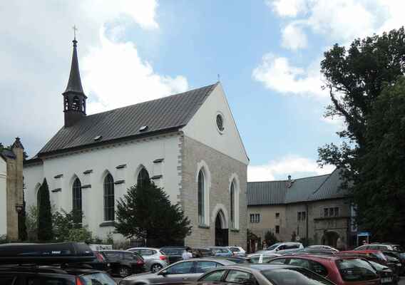 Klasicistní kostel sv. Josefa nechal postavit v roce 1812 hrabě Josef Karel z Valdštejna, který je v jeho kryptě i pochován. Stavba je částečně zapuštěna ve skále.