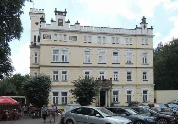 Hotel Štekl v jedné z bývalých zámeckých budov.