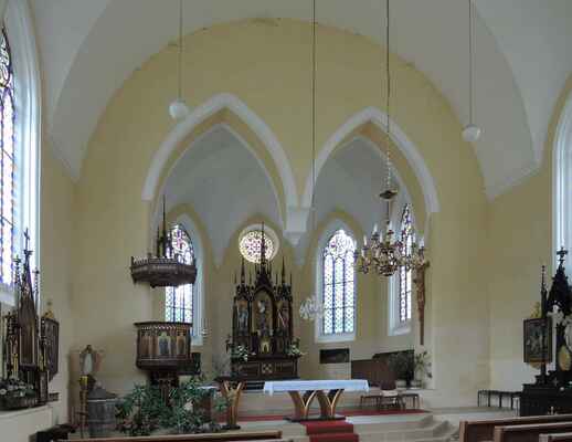 Interiér kostela je vybaven velmi jednoduše.